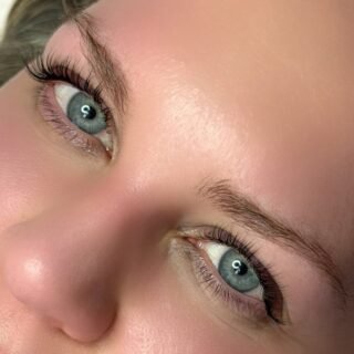 They look like lash extensions, but nope — those are her very own lashes! This is what a Korean lash lift looks like. Love the natural lift and curl! #koreanlashliftandtint #koreanlashliftchicago